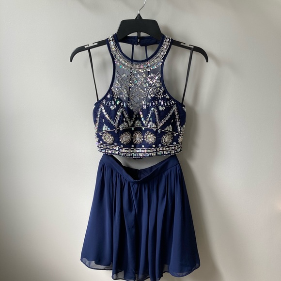 Beautiful navy 2 piece homecoming dress - Picture 3 of 6